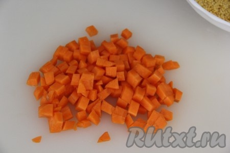 Морковь нарезать на кубики.