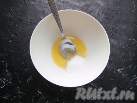 Масло перелить в большую миску, добавить соль, сахар и ванильный сахар.
