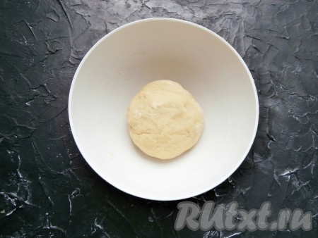 Замесить тесто, которое не будет липнуть, но останется мягким, нежным и гладким.