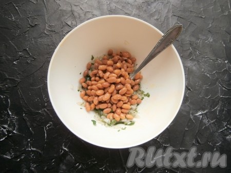 Далее добавить в миску с маринованным луком отварную (или консервированную без жидкости) фасоль.