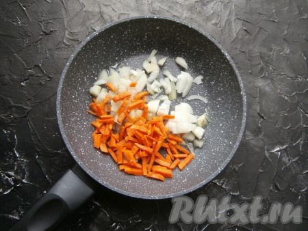 Лук, чеснок, морковь очистить. Луковицу нарезать произвольными кусочками, морковь - брусочками (или соломкой), выложить их в сковороду с растительным маслом.