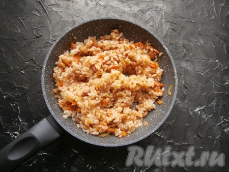 Выложить в сковороду сваренный рис, перемешать и прогреть на небольшом огне около 3-4 минут, убрать с огня.