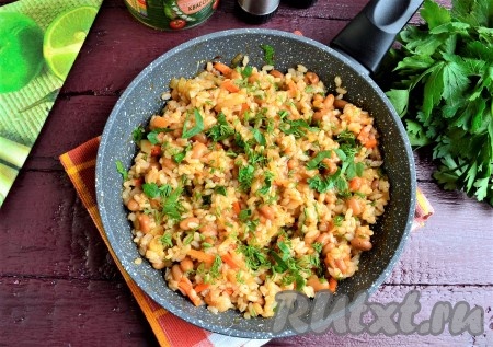 Подавать очень вкусный, аппетитный рис, приготовленный с консервированной фасолью в томатном соусе, горячим.
