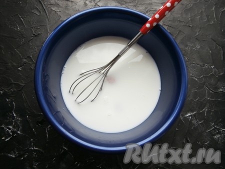 Вначале замесим блинное тесто, для этого в молоко комнатной температуры нужно влить воду, добавить сырые яйца, соль и сахар.