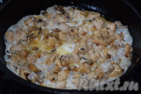 Вливаем в сковороду сливки и добавляем кусочек сливочного масла, тушим курицу с грибами на медленном огне, примерно, 6-7 минут.