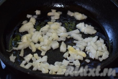 Мелко нарезаем очищенную луковицу и выкладываем её в сковороду, уже разогретую с растительным маслом.
