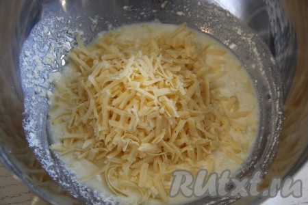 В получившуюся массу выложить натёртый сыр.