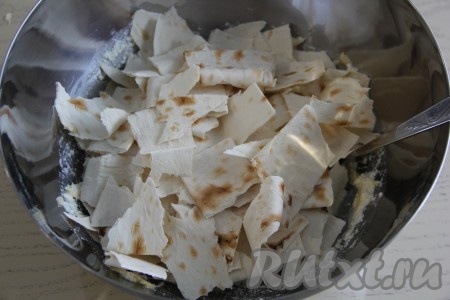 Лаваш нарвать на кусочки и добавить в миску с творожно-сырной массой.