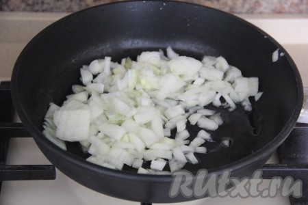 Пока варится картошка, лук мелко нарезать и выложить в сковороду, хорошо разогретую с добавлением растительного масла.