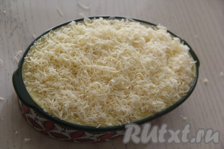 Поверх этого слоя картофельного пюре выложить натёртый твёрдый сыр.