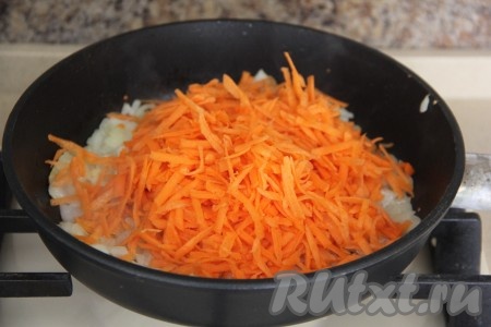 Обжарить лук до прозрачности, не забывая иногда перемешивать, на среднем огне (на это потребуется 4-5 минут), после этого добавить натёртую морковку.