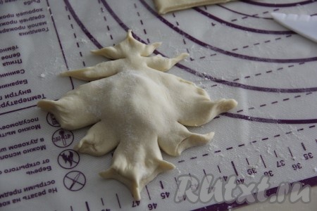 Можно скрепить края пирожка вилкой. Я решила сделать фигурные пирожки, напоминающие листочки клёна, для этого нужно надрезать края пирожка, как у кленового листика, и прижать плотно пальцами (как на фото).