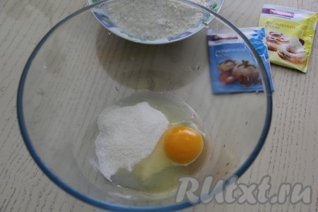 Яйцо соединить с сахаром в достаточно объёмной миске.