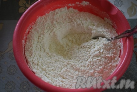 Прежде всего замесим тесто, для этого в глубокой миске соединим муку, сахар, соль, дрожжи, ванилин и перемешаем до однородности.