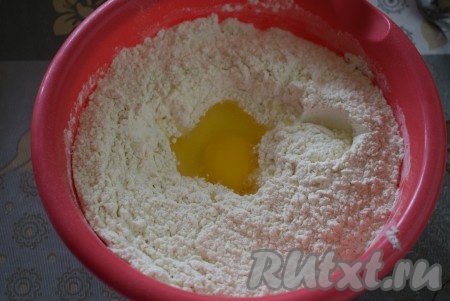 В миску с получившейся смесью добавим яйцо.