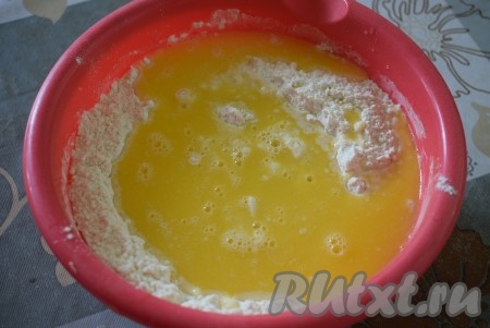 Масляную смесь добавим в миску с яйцом и смесью муки с дрожжами.