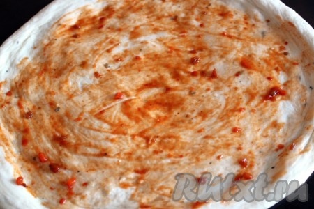 Тесто для пиццы раскатать в круг, положить его на смазанный противень и намазать кетчупом (кетчуп можно заменить соусом из пробитых в блендере помидоров и болгарских перцев).
