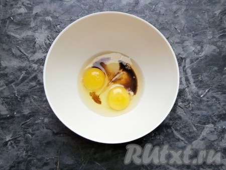 Замесим тесто для яичных блинчиков, для этого в миску нужно разбить яйца, добавить соевый соус.