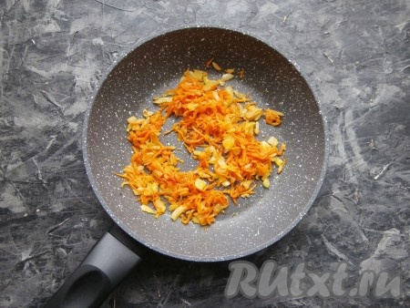 Морковь, чеснок и лук очистить. Влить в сковороду 1-2 столовые ложки растительного масла, разогреть, после этого выложить мелко нарезанный лук и морковку, натёртую на средней (или мелкой) тёрке, обжарить их на среднем огне до мягкости (в течение 3-4 минут), убрать с огня, остудить.