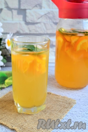 Ароматный холодный чай, приготовленный с апельсином, налить в графин или в стаканы, добавить кубики льда, листики мяты и можно наслаждаться вкусом этого освежающего напитка!