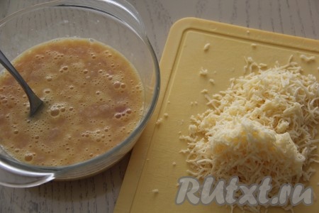 Перемешать фарш с яйцами с помощью вилки. Сыр для приготовления ленивых бризолей лучше натереть на мелкой тёрке.
