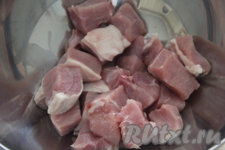 Нарезать мякоть свинины на кусочки размером, примерно, 3 см х 4 см.