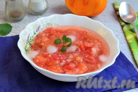 Подавать к столу очень вкусный холодный "Гаспачо", приготовленный из свежих помидоров, можно сразу. Этот простой, яркий томатный суп отлично впишется в летнее меню!