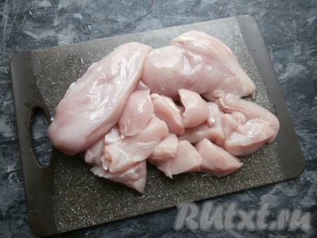 Куриное филе промыть, обсушить. Нарезать средними кусками, как обычно вы режете мясо на шашлык.