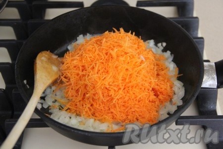 Добавить морковь и обжаривать овощи, иногда помешивая, минут 5-7.