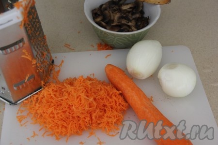 Для приготовления овощной начинки почистить лук и морковь. Луковицы мелко нарезать, морковку натереть на мелкой тёрке.