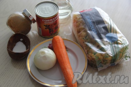 Подготовить продукты для приготовления макарон по-флотски с тушёнкой в мультиварке. Морковь и лук почистить. 