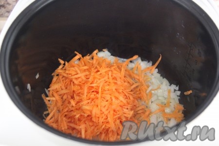 Когда обжаренный лук станет достаточно прозрачным, выложить к нему морковку, обжарить 3-4 минуты, не забывая иногда перемешивать.