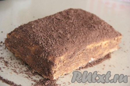 Перед подачей готовый слоёный торт "Наполеон" можно посыпать натёртым на тёрке шоколадном (или крошкой от печенья).
