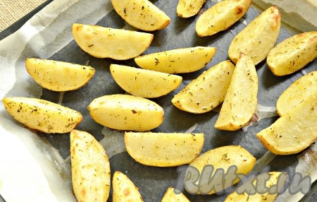 Ставим противень с картофелем в разогретую до 200 градусов духовку минут на 30. Время ориентировочное, готовность проверьте ножом (готовые картошины должны легко прокалываться и быть мягкими внутри).