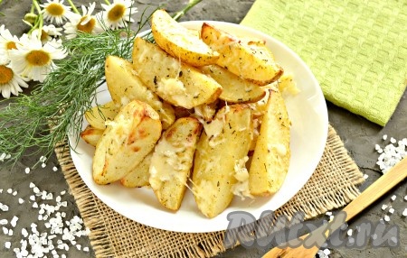 Аппетитные, ароматные дольки молодой картошки, запечённые в духовке, к столу подаём горячими. От такого вкусного гарнира вряд ли можно отказаться!