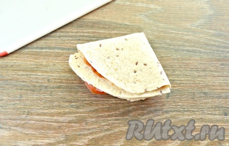 Получается вот такой треугольный сэндвич.