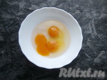 Яйца разбить в отдельную миску, чуть посолить и слегка расколотить вилкой яичную смесь.