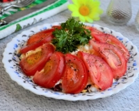 Салат "Восточный" с колбасой, помидорами и сыром