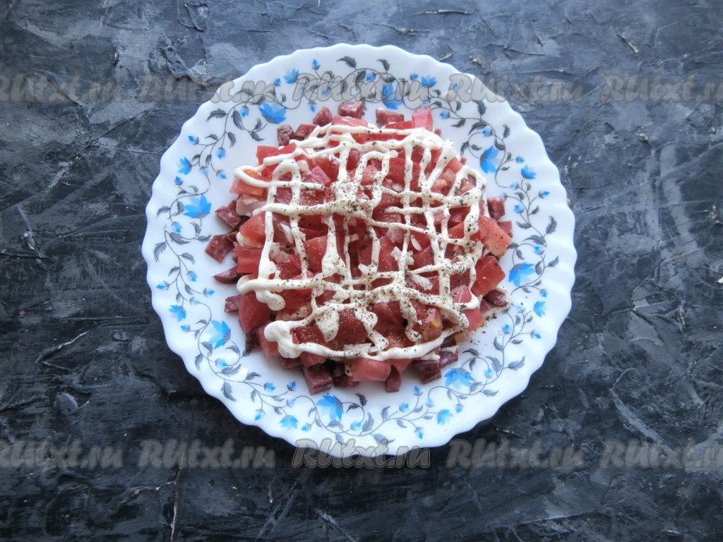 Салат «Восточный» с помидорами и копчёной колбасой — пошаговый рецепт с фото