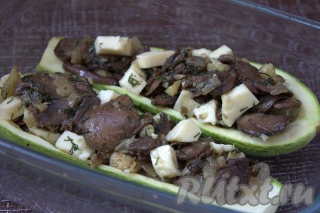 Выложить подготовленную сырно-грибную начинку в лодочки из кабачков.