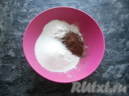 Вначале замесим тесто для коржей, для этого в миску нужно просеять муку, добавить соль, разрыхлитель, какао-порошок и сахар, перемешать.