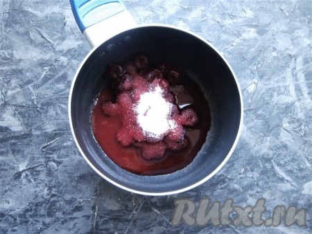 Удалить из вишни косточки удобным для вас способом, поместить ягоды в ковшик (или небольшую кастрюльку), всыпать сахар, поставить на небольшой огонь, помешивая, проварить минут 5-6 с момента закипания.