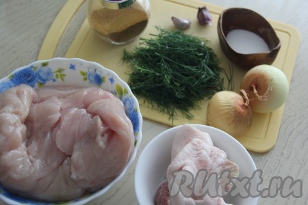 Подготовить продукты для приготовления люля-кебаба из курицы на мангале. Луковицы и зубчики чеснока почистить.