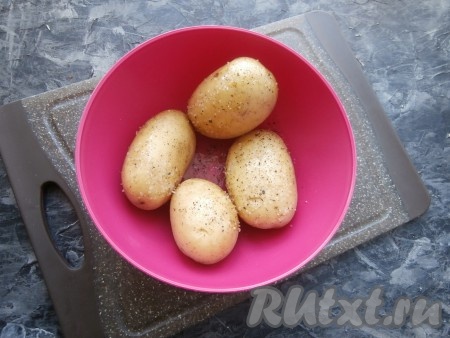 Поместить картофель в миску, посолить, поперчить, влить растительное масло и хорошенько перемешать.