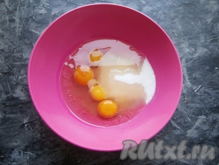 К яйцам всыпать сахар, ванильный сахар, соль, влить растительное масло.