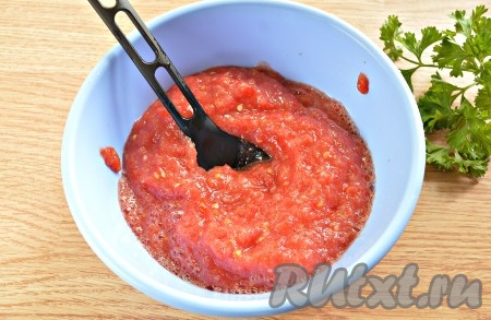 Пропускаем через мясорубку дольки помидоров и чеснок (можно измельчить и с помощью блендера). Получается томатно-чесночная масса, как на фото.