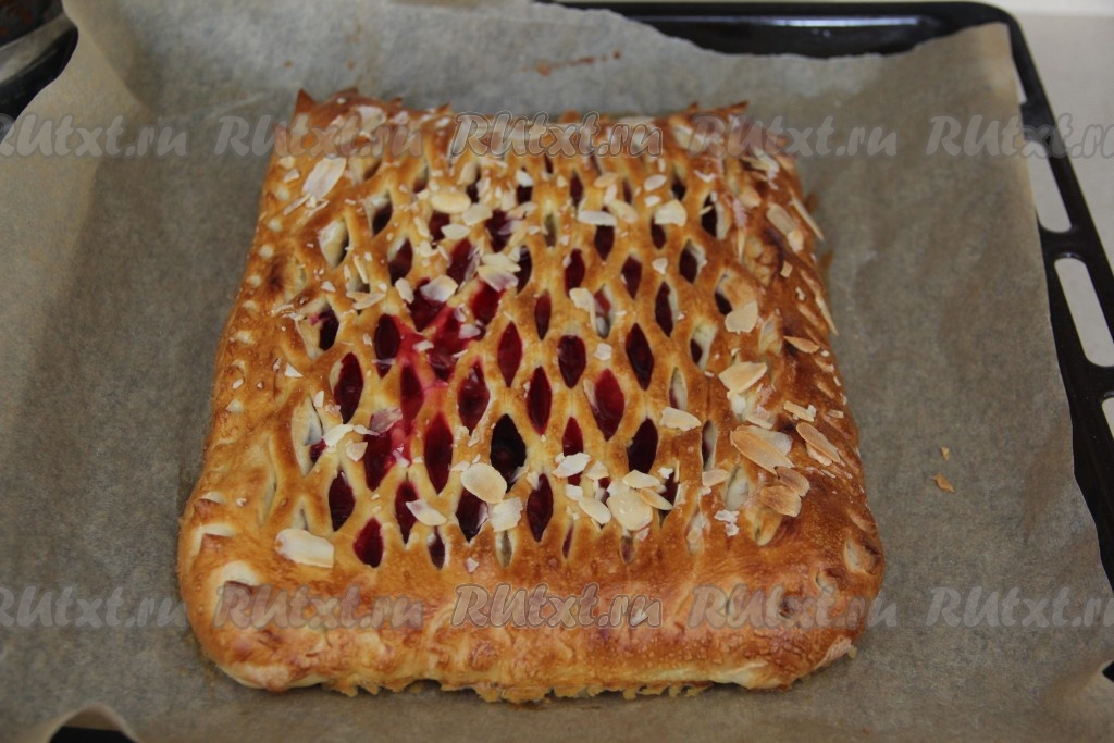 Пирог из слоеного теста с замороженными ягодами