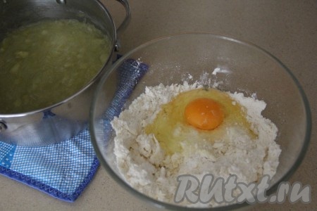 Перетереть масло с мукой руками в крошку, затем добавить яйцо.