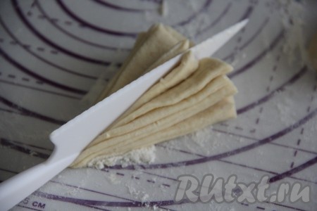 Тыльной стороной ножа (или палочкой для суши) продавить тесто по середине треугольника, доходя до низа сложенных треугольников, но не разрезая их (как на фото).