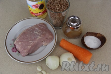 Подготовить продукты для приготовления гречки по-купечески со свининой в мультиварке. Почистить луковицы, морковь и зубчики чеснока.